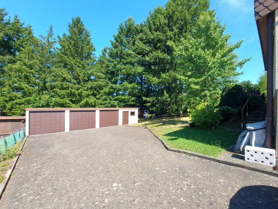 Auffahrt mit Garagen Einfamilienhaus Schwalbach