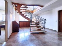 Freitreppe zum Galeriegeschoss Penthouse-Maisonettewohnung mit grandioser Weitblick-Dachterrasse